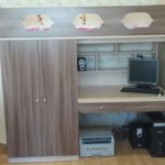 Comodi mobili per bambini con scrivania per computer, letto e armadio