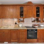 Comoda cucina con forno sotto il piano cottura