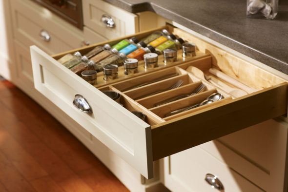 Comoda organizzazione di posate e barattoli per spezie