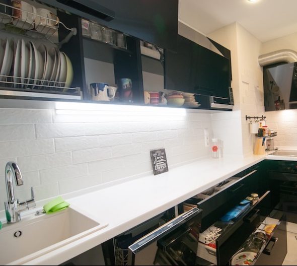 Cucina angolare nera con riempimento