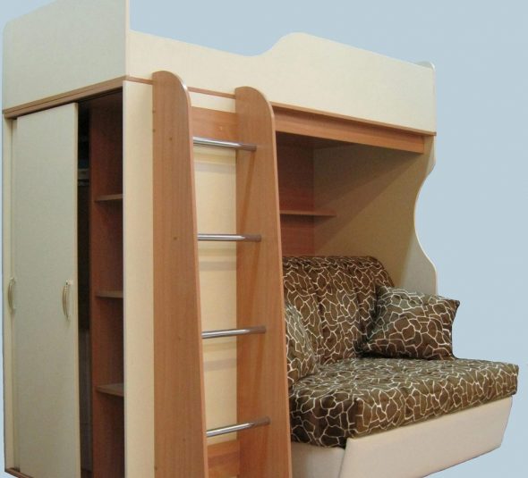 Set di mobili angolari con letto a soppalco