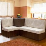 Divano angolare con una credenza insolita
