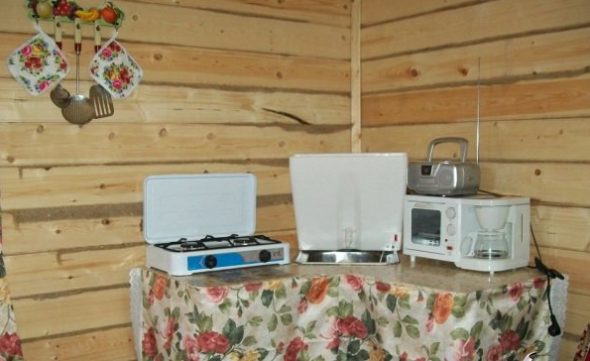 Angolo cucina con il minimo indispensabile