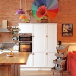 Piccola cucina accogliente dai colori caldi