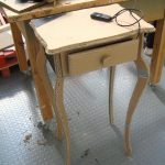 Delizioso tavolino con cassetto in cartone
