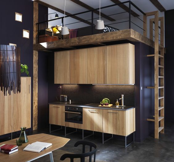 Letto a soppalco incorporato sopra i mobili della cucina