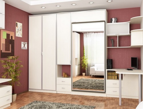 Letto incorporato in un armadio con frontali a specchio