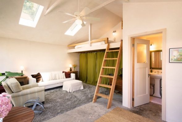 Letto incorporato con scala inclinata