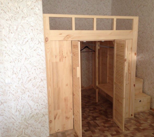 Armadio a muro con letto a soppalco