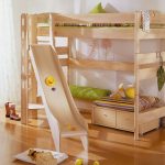 Letto alto in legno con area giochi