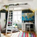 Letto alto sotto il soffitto con zona lavoro