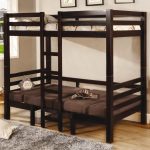 Letto alto con divani sottostanti