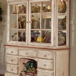 Credenza alta per stoviglie dopo il restauro