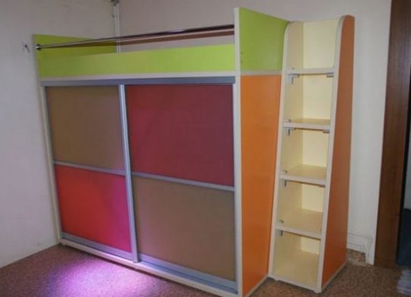 Letto luminoso con armadio multicolore