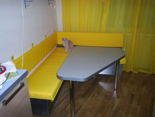 Angolo cucina giallo
