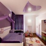 Beige tenue e viola brillante nella stanza di una bambina
