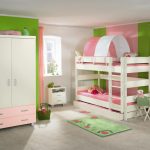 Letto bianco e rosa con tenda al 2° piano