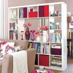 Divisorio con scaffalature bianche