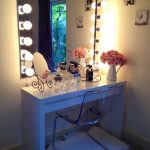Tavolo da toeletta bianco con specchio per il trucco