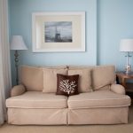 Divano beige in una stanza blu
