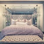 Grande letto morbido all'interno di una camera da letto luminosa e bella