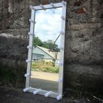 Grande specchio da pavimento bianco con le tue mani