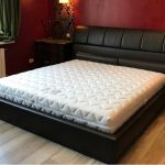 Letto in pelle nera con testiera morbida