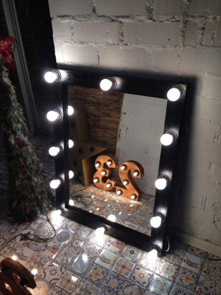 Cornice nera con specchio per il trucco