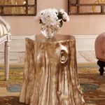 Tavolo decorato con ceppi d'albero
