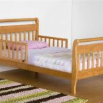 Letto in legno con lati curvi