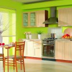 Cucina in legno con bellissime decorazioni e decorazioni