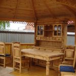 Mobili in legno intagliati nel gazebo