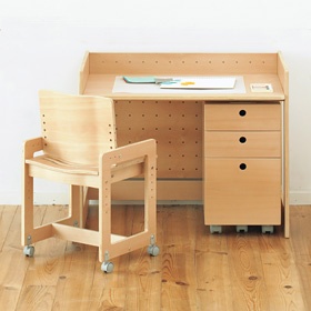 Tavola di legno e sedia