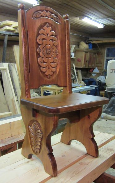 sedia in legno intagliato