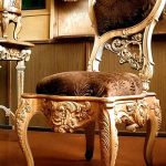 Sedia in legno dalla forma insolita
