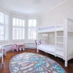 Cameretta per bambini con letto a castello in legno bianco