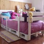 Letto per bambini con materiali di scarto