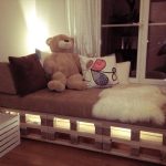 Divano per bambini con illuminazione vicino alla finestra