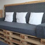 Un divano realizzato con pallet può avere qualsiasi altezza e larghezza comode.
