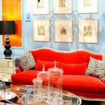 Un divano dai colori vivaci per valorizzare l'interno