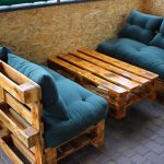 Divani e tavolo sulla terrazza all'aperto