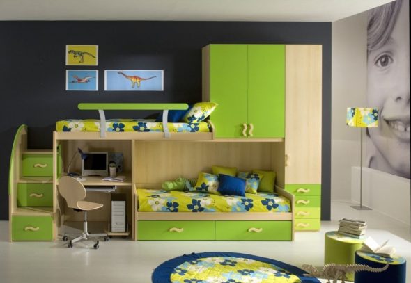 Letto a castello con armadio a muro e zona lavoro