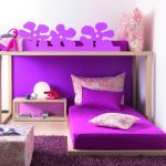 Colore viola per la camera da letto di un adolescente
