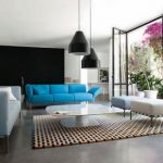 Divano blu come accento luminoso