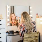 Il corretto posizionamento delle lampade sullo specchio per il trucco è la chiave per un trucco perfetto