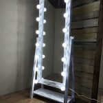 Specchio per il trucco su supporto
