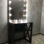 Specchio per il trucco su supporto in legno