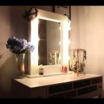 Specchio per il trucco fai da te con illuminazione e tavolo per il trucco