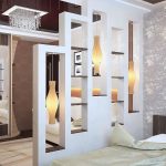 Elegante divisorio con mensole per la camera da letto
