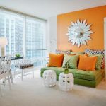Combinazione di colori verde e arancione negli interni